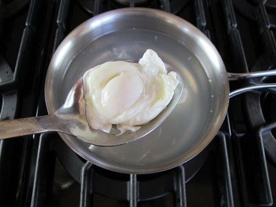 Hướng dẫn cách chần trứng cực kỳ đơn giản